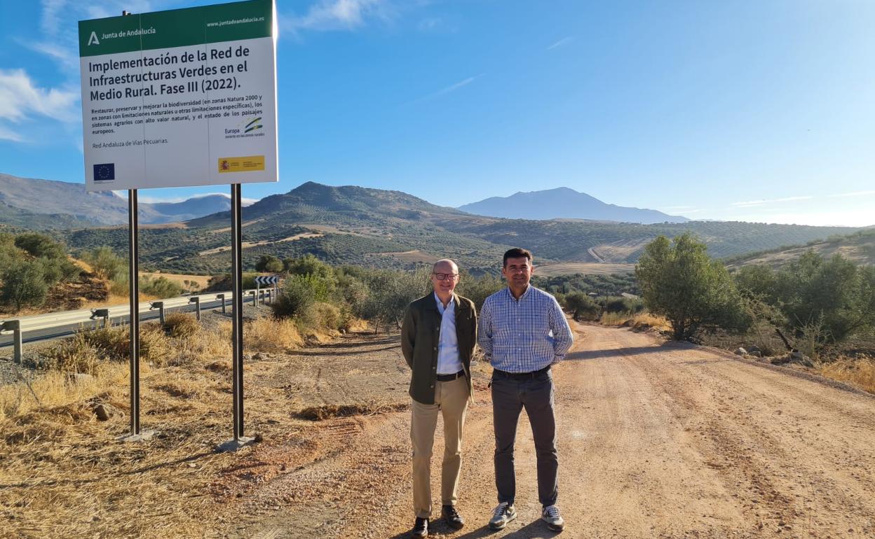 El delegado territorial de Sostenibilidad, José Antonio Víquez, y el alcalde de Riogordo, Antonio Alés. 