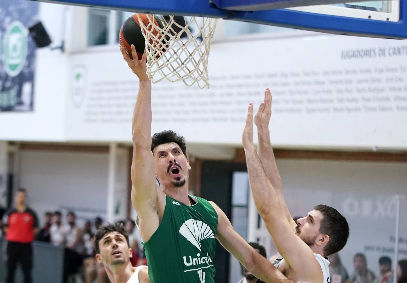 El Unicaja y el Covirán Granada se enfrentaron en un partido amistoso en Los Guindos. 
