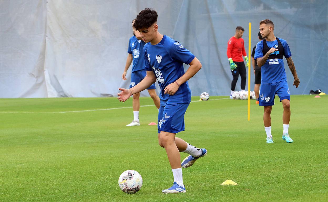 El jugador Andrés Caro, en un entrenamiento con el Málaga semanas atrás.