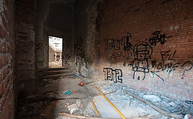 Imagen principal - El agujero que fue tapiado ha sido reabierto por personas que acceden al interior. 