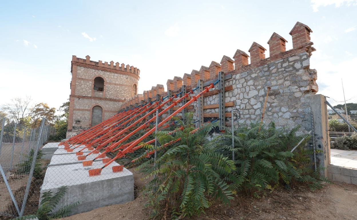 El apuntalamiento del muro ha sido reforzado tras la aparición de grietas. 