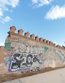 Imagen secundaria 2 - El agujero que fue tapiado ha sido reabierto por personas que acceden al interior. 