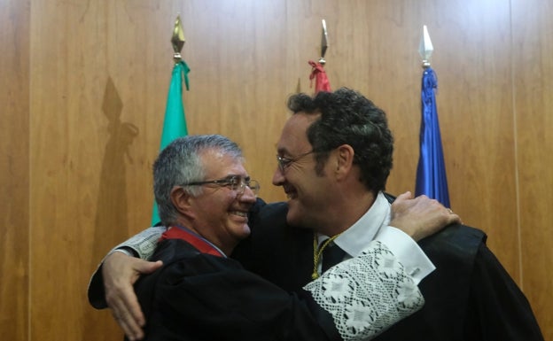 Calvo-Rubio y García Ortiz se funden un abrazo durante el acto