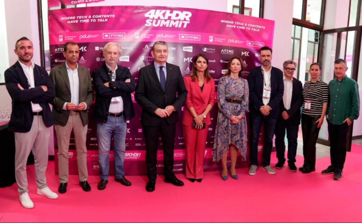 El consejero Sanz (en medio), con organizadores y participantes en el congreso.