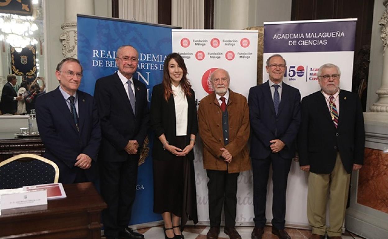 El alcalde y los presidentes de las academias de Ciencias y Bellas Artes y de Fundación Málaga, con los premiados. 