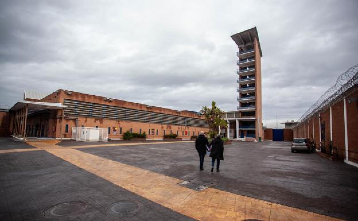 El reo que inició el motín hace una semana en la prisión de Málaga denuncia agresiones de funcionarios