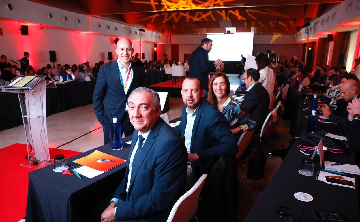 Fernández, de pie, junto a Díaz, Ortiz y Arjona, en la inauguración del congreso internacional. 