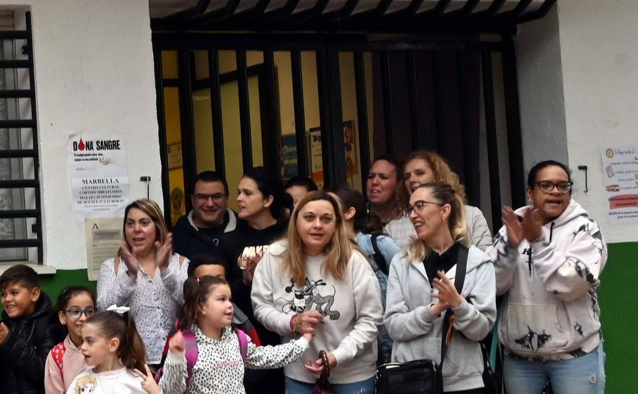 Las madres se han manifestado junto a sus hijos. 