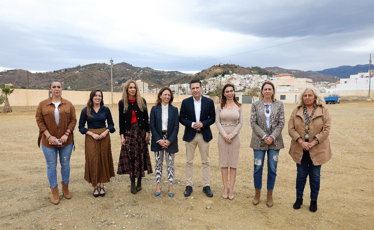 La delegada de la Junta, Patricia Navarro, y el alcalde de Torrox, Óscar Medina, este miércoles con ediles y la delegada de Justicia, Teresa Pardo. 