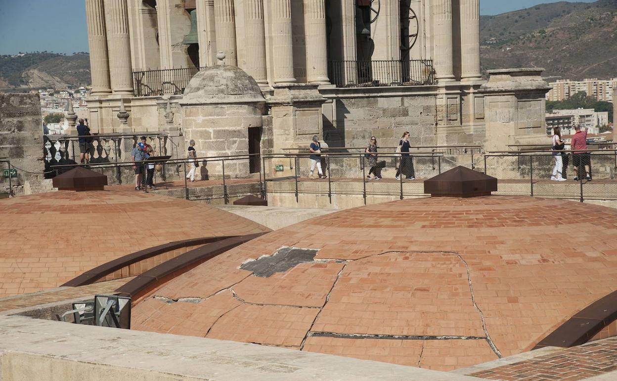 El nuevo proyecto para la cubierta trata de acabar con las filtraciones por las grietas de la catedral. 