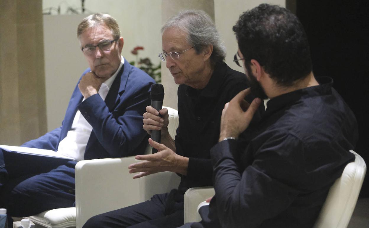 Juan Ceyles, ayer mientras intervenía en la presentación, junto a Morales Lomas y Pedro J. Plaza. 