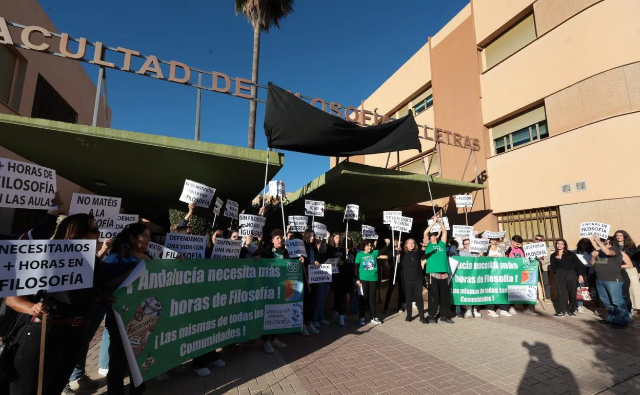 Concentración ayer en la Facultad de Filosofía y Letras de la UMA. 