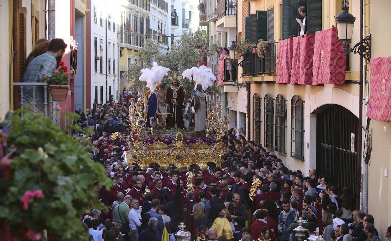 Salida del trono de Jesús del Rescate, en la tarde del Martes Santo. 