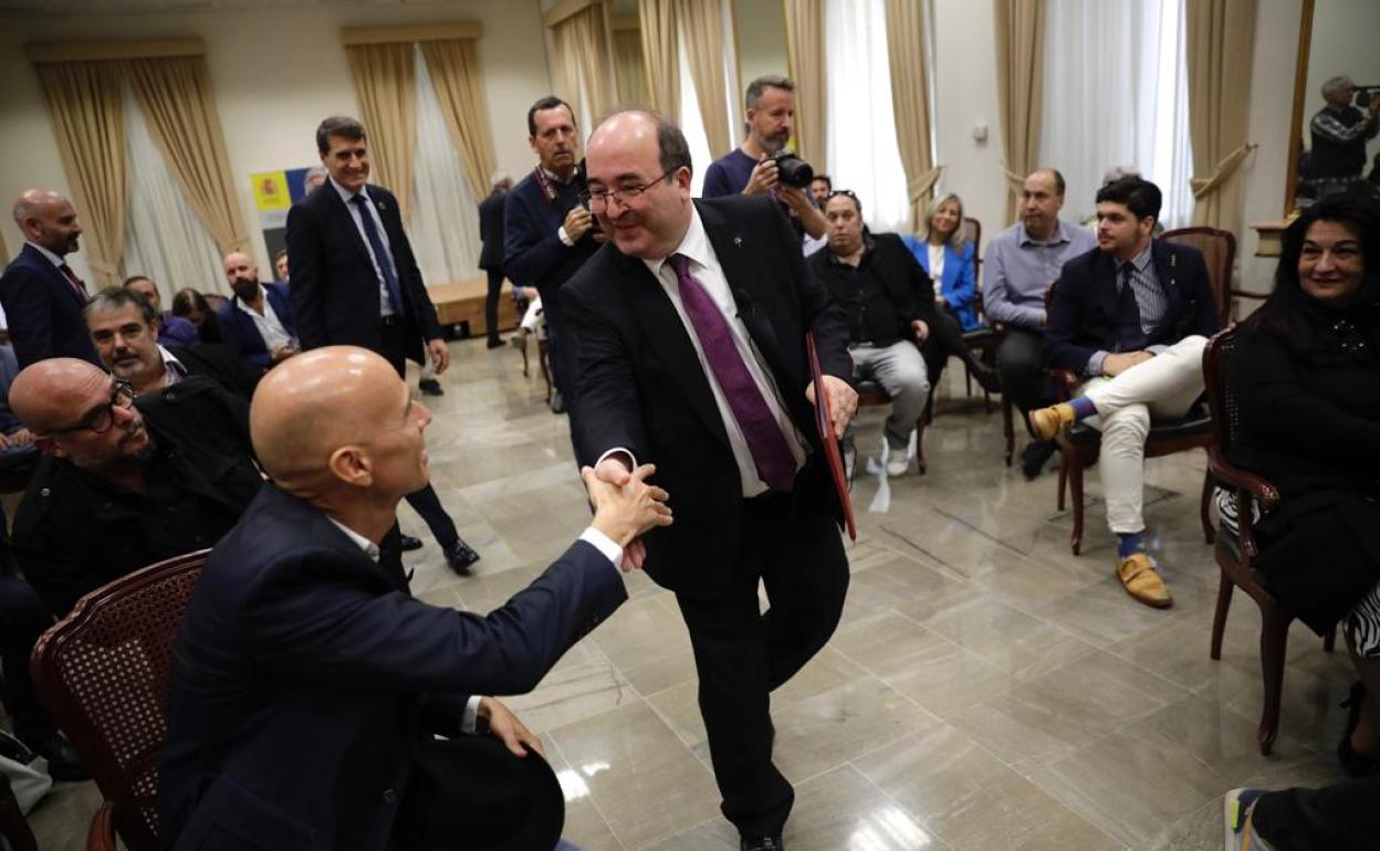 El ministro Miquel Iceta, durante su reunión con los miembros del sector cultural en Málaga. 