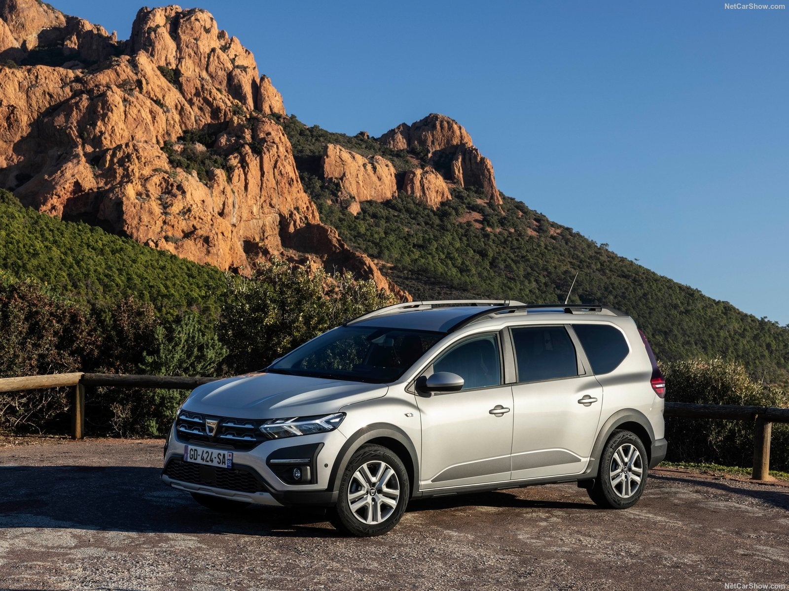 Dacia Jogger. El nuevo Jogger es un crossover de cinco o siete plazas por un precio inigualable (desde 17.740 €). Éstos son sus puntos clave. Con 4,55 metros de largo y disponible en versiones de 5 o 7 plazas, monta un motor bifuel de gasolina y GLP de 100 CV y por otro el TCe de inyección directa de gasolina de 110 CV , ambos con caja de cambios manual de 6 marchas.