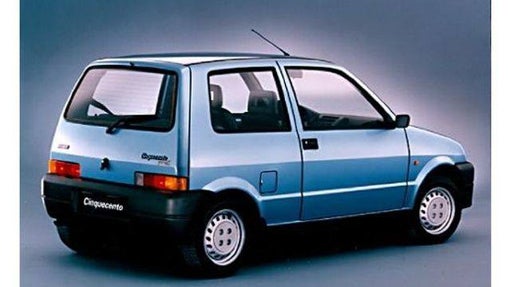 El original y práctico Cinquecento logró un hito doble en 1993: no solo se convirtió en el Mejor Coche del Año, sino que fue el primer vehículo importado, es decir, no producido en ninguna factoría española, en conseguir el galardón: no hay que olvidar que en aquella época existían importantes barreras arancelarias. Su elección era el reflejo de la realidad del mercado nacional, cada vez más integrado en Europa. Este año, sucedió el caso las niñas de Alcácer. Miriam, Toñi y Desiree aparecen muertas en la Romana; y se celebra el debate Aznar-González, el primer gran debate político televisado en España.