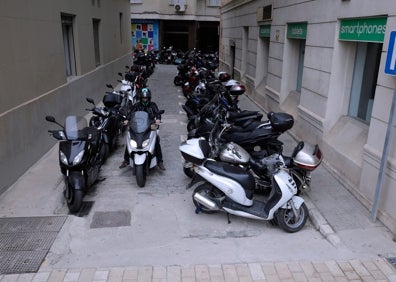 Imagen secundaria 1 - Aparcar con moto en Málaga, una misión cada vez más complicada