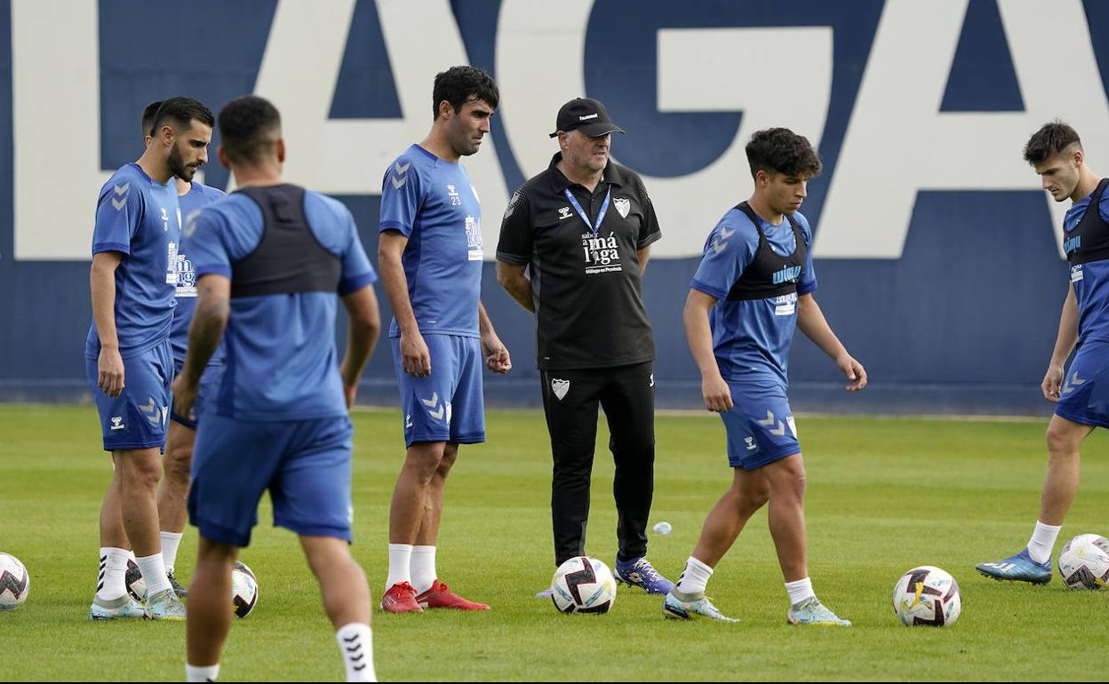 Pepe Mel (centro) junto a los jugadores Escassi (i) y Haitam, esta semana. 