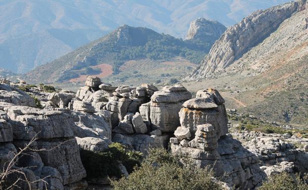 En la sierra de Abdalajís se encuentra el conjunto conocido como el Torcal del Charcón 