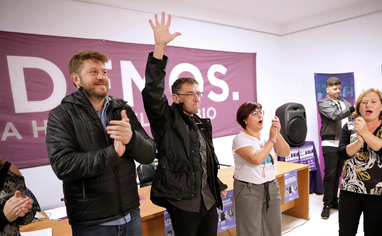 Paquí Macías, Juan Carlos Monedero e Nicolás Sguiglia, en la junta de distrito Centro, en un acto de Podemos. 