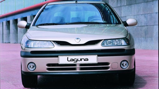 Un total de setenta y cinco periodistas integraron el jurado de 1995, que mayoritariamente optaron en esta ocasión por reconocer las virtudes del Renault Laguna. Un reconocimiento que, según recogían nuestros compañeros de la época, «supone el triunfo de los vehículos de gama media y premia un concepto moderno de automóvil que ofrece grandes posibilidades de elección al usuario». El Laguna se impuso al Fiat Punto y al Proyecto U60, el monovolumen de Fiat y PSA que daría lugar al Citroën Evasion, al Lancia Zeta y al Peugeot 806, en un año en que sucedieron dos atentados, en Tokio y contra  Aznar. Gracias al blindaje de su coche ETA no logró su meta. Además, Lola Flores fallece . «La Faraona» falleció a los 72 años, y días después su hijo Antonio.