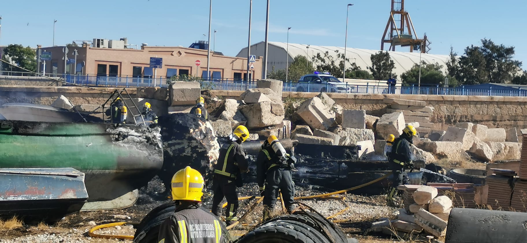 Las llamas, que afectan a lanchas decomisadas por la Guardia Civil, han generado una gran columna de humo visible desde diversos puntos