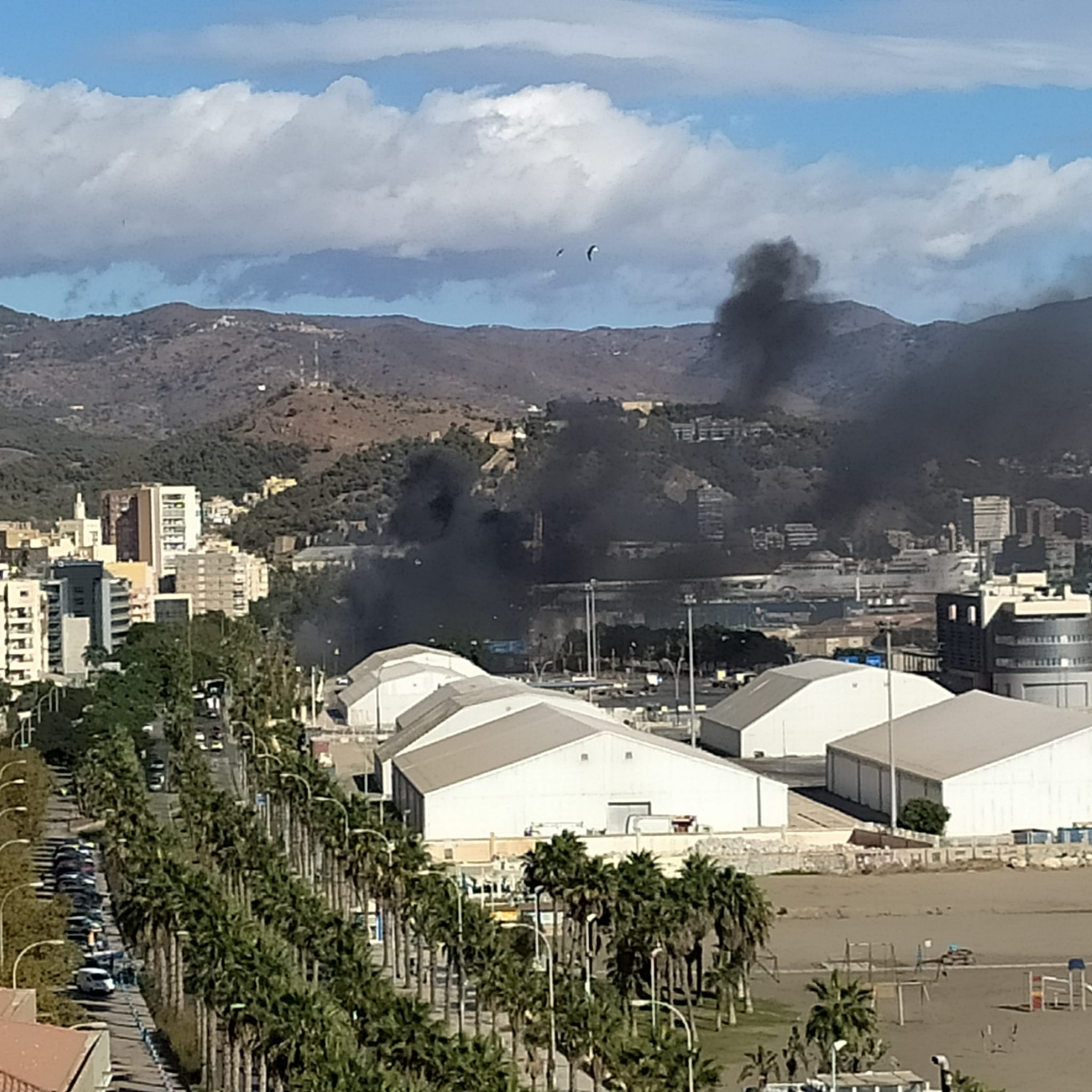 Las llamas, que afectan a lanchas decomisadas por la Guardia Civil, han generado una gran columna de humo visible desde diversos puntos