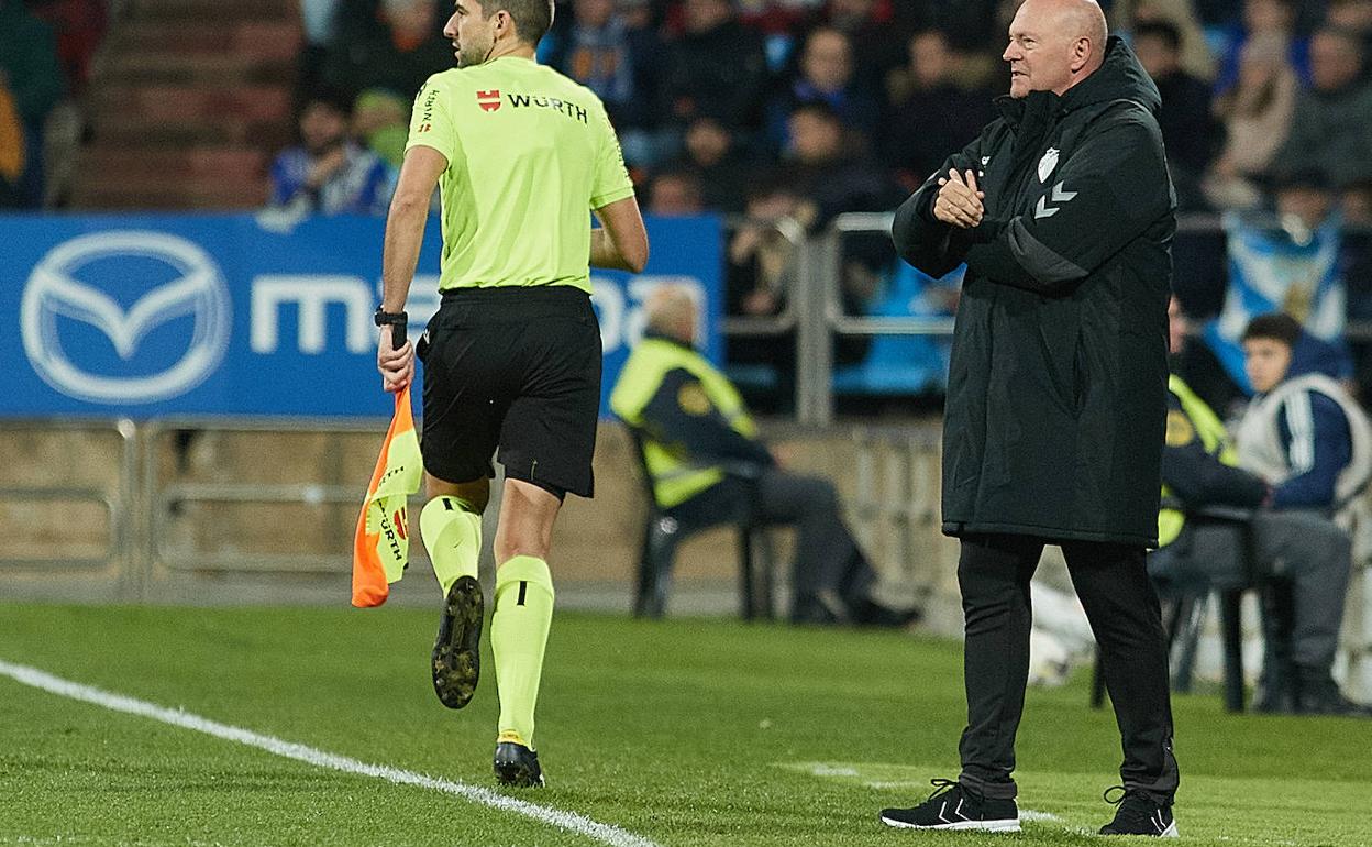 Pepe Mel, concentrado durante el choque de este sábado. 