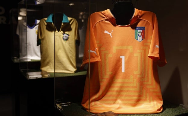 Camiseta de Gianluigi Buffon (2014), en la exposición de Ámbito Cultural El Corte Inglés. 