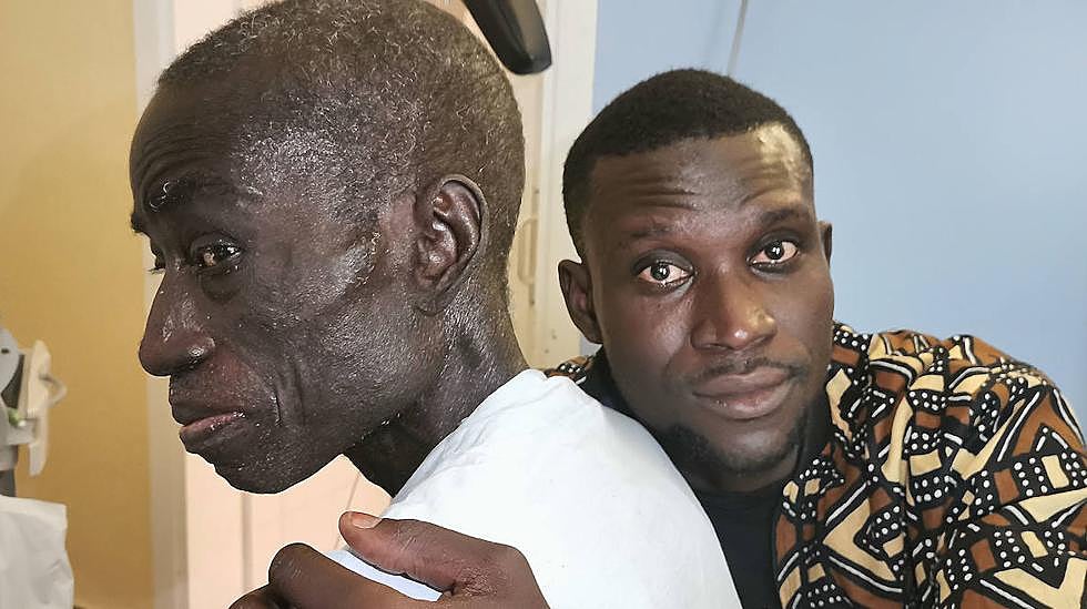 Cheikh abraza a su padre en el hospital Costa del Sol