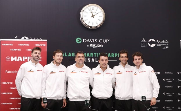 Marcel Granollers, Pablo Carreño, Sergi Bruguera (capitán), Roberto Bautista, Albert Ramos y Pedro Martínez, este lunes en la rueda de prensa. 