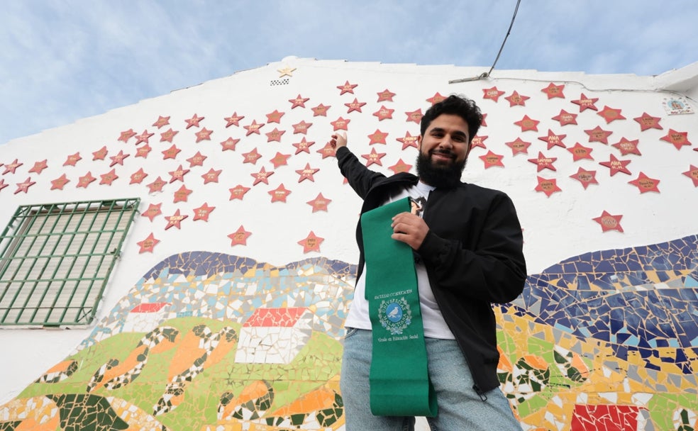 José Francisco Gómez Heredia señala la estrella con su nombre que corona el mural del colegio.