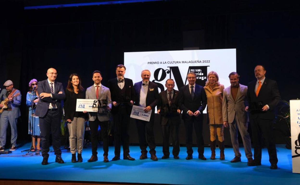 Representantes institucionales y premiados de esta IV edición, al terminar la gala en el Centro Cultural María Victoria Atencia. 