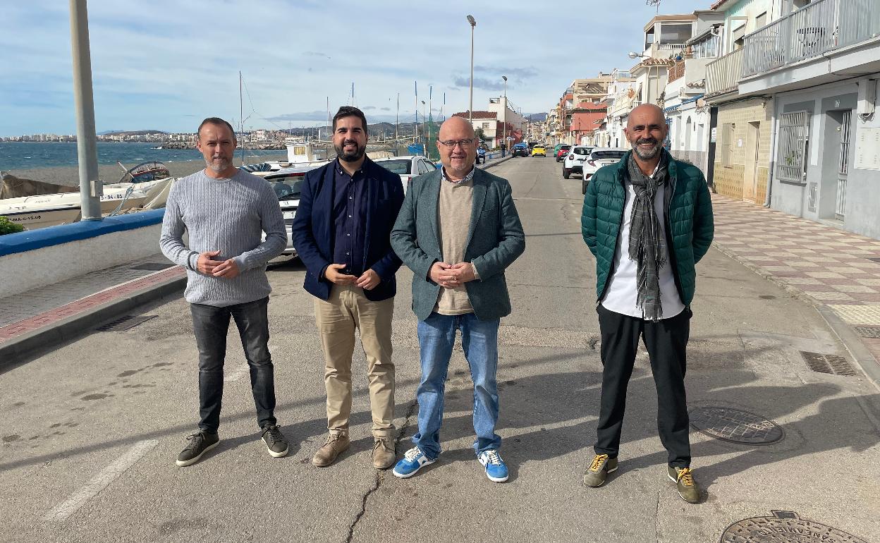 Ediles del GIPMTM, en la zona donde se ejecutarán los trabajos de semipeatonalización en Caleta de Vélez. 