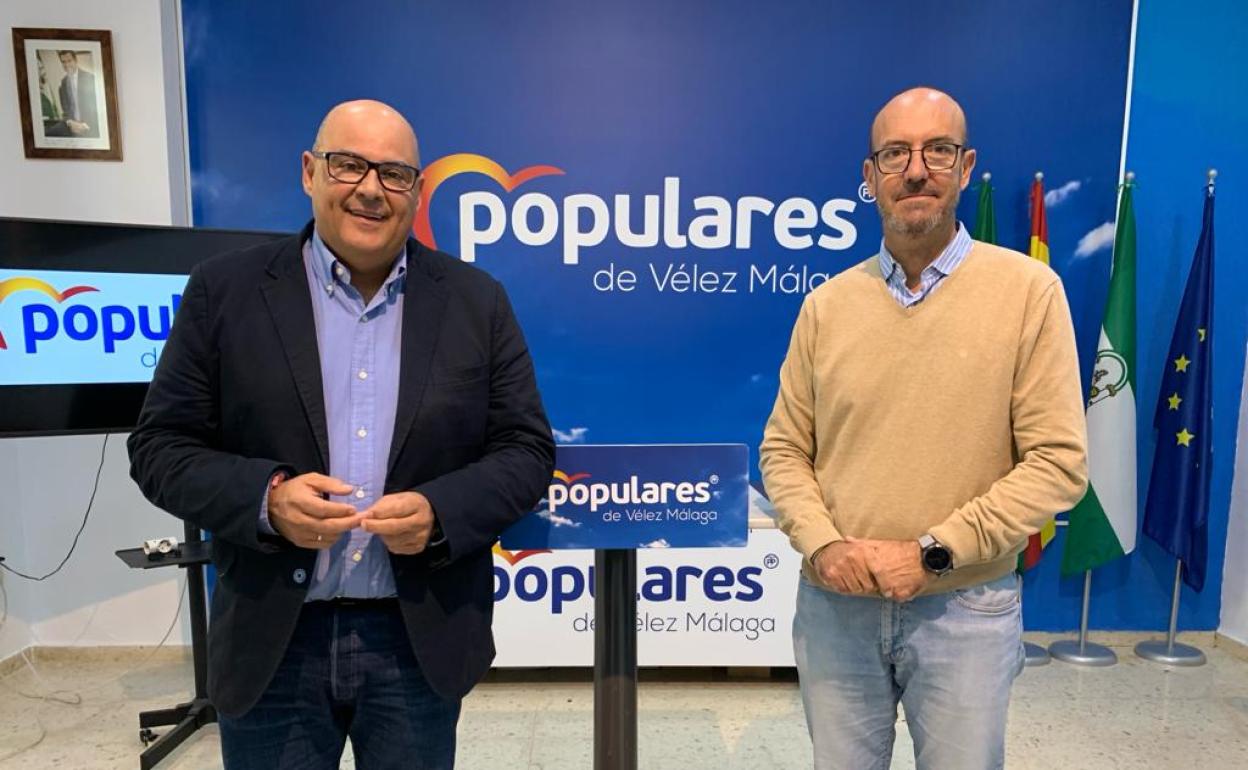 El portavoz del PP veleño, Jesús Lupiáñez, y el edil Luis García, este martes en la sede de su partido. 