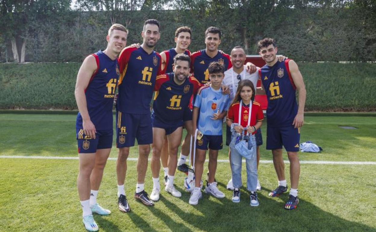 Visita de Santi Cazorla a un entrenamiento de la selección española en Doha. 