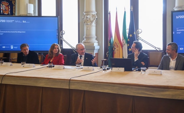 En la mesa, cinco intervinientes, entre ellos De la Torre, y seis cartelitos, con el espacio de Raúl López vacío.