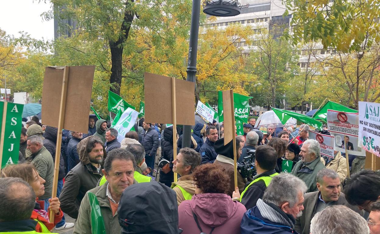 Una imagen de la protesta de los agricultores, frente a la sede la Comisión Europea en Madrid. 