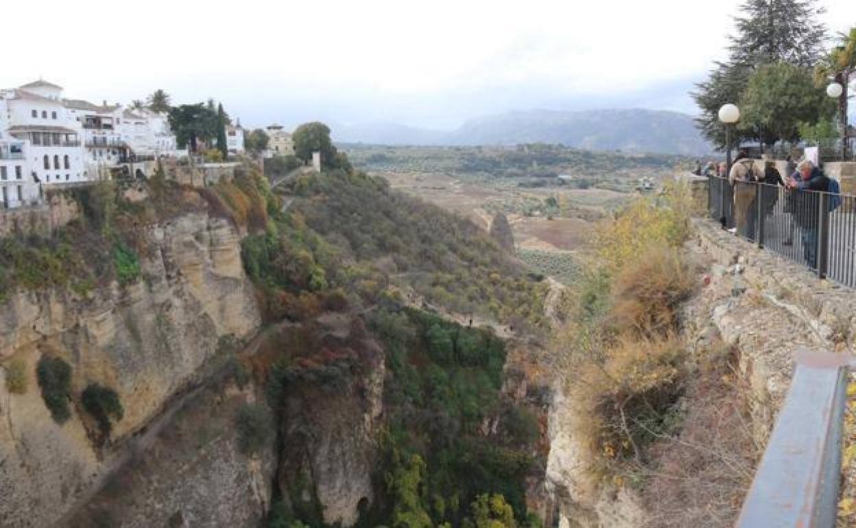 Ronda licita la mejora de un camino que baja hasta la base del Puente Nuevo sobre el Tajo