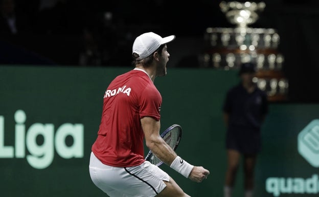 Borna Coric celebra su victoria, con la Ensaladera al fondo. 