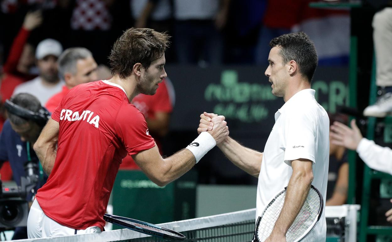 Borna Coric, ya sin gorra y felicitado por Roberto Bautista al final del primer partido, con victoria croata en dos sets. 