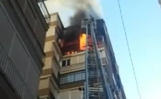 Sucesos Málaga: Ocho heridos, tres de ellos bomberos, en un aparatoso incendio en un bloque de La Malagueta