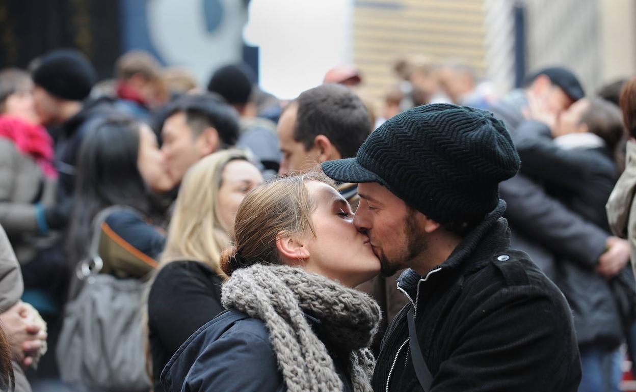 Foto de archivo de una pareja que se da un beso con motivo del día de San Valentín. 