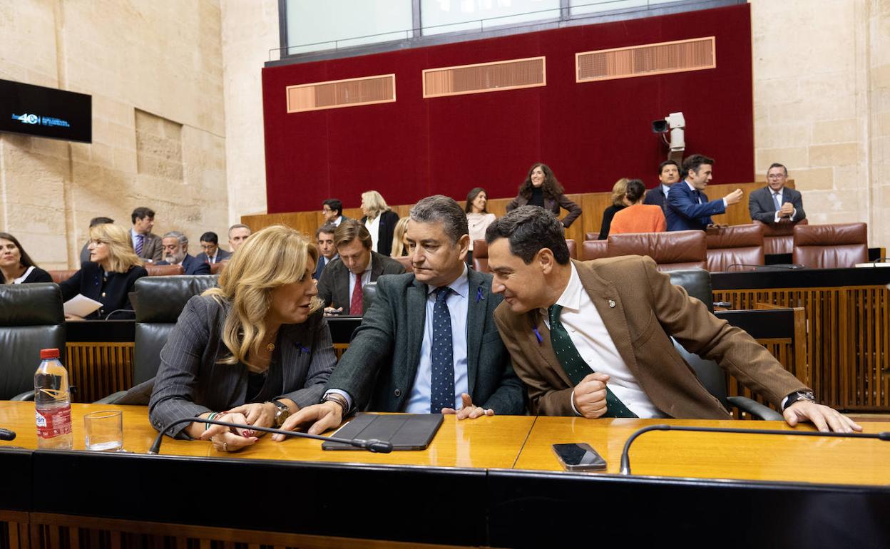 Carolina España, Antonio Sanz y Juanma Moreno, durante la sesión plenaria. 