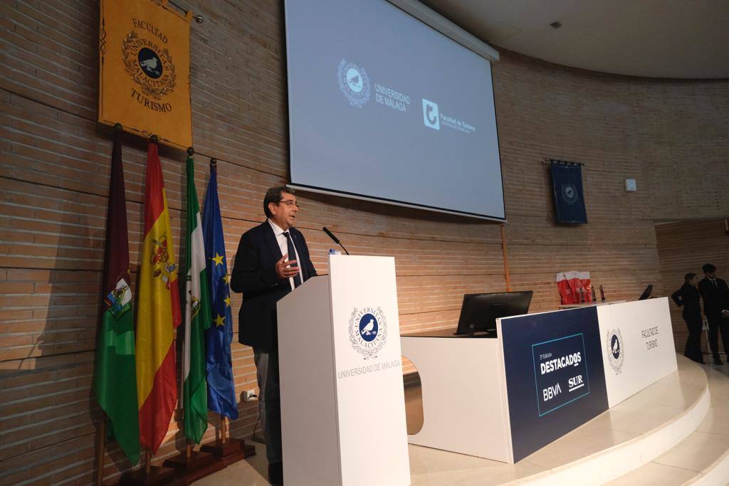 La tercera edición de estos galardones reconoce a los tres mejores expedientes universitarios del curso 2021/2022 de la UMA en Turismo