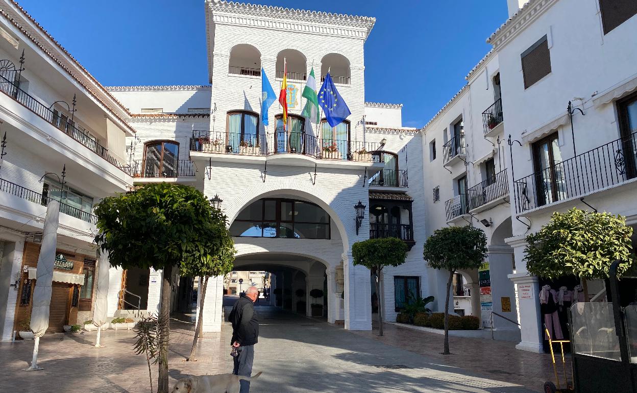 Fachada principal del Ayuntamiento de Nerja en la calle Carmen. 