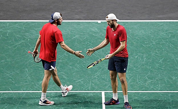 Tommy Paul y Jack Sock, en un gesto de cierta contrariedad tras un punto perdido. 