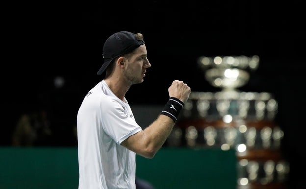 Un gesto de Jan-Lennard Struff, con el puño cerrado, para celebrar un punto, con la Ensaladerra al fondo. 