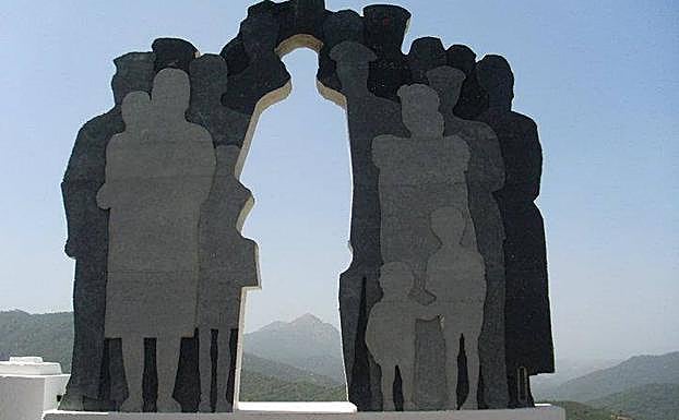 Obra de arte homenaje al emigrante en Genalguacil.