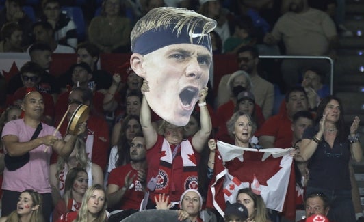 Aficionados de Canadá con una cara de cartón de Shapovalov el pasado jueves. 